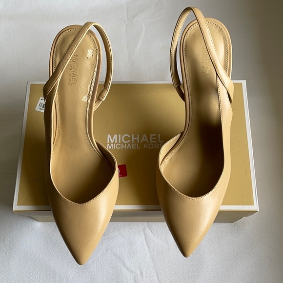 Shoes - Michael Kors Eliza Pump Leather Butternut Sandals Size 9M